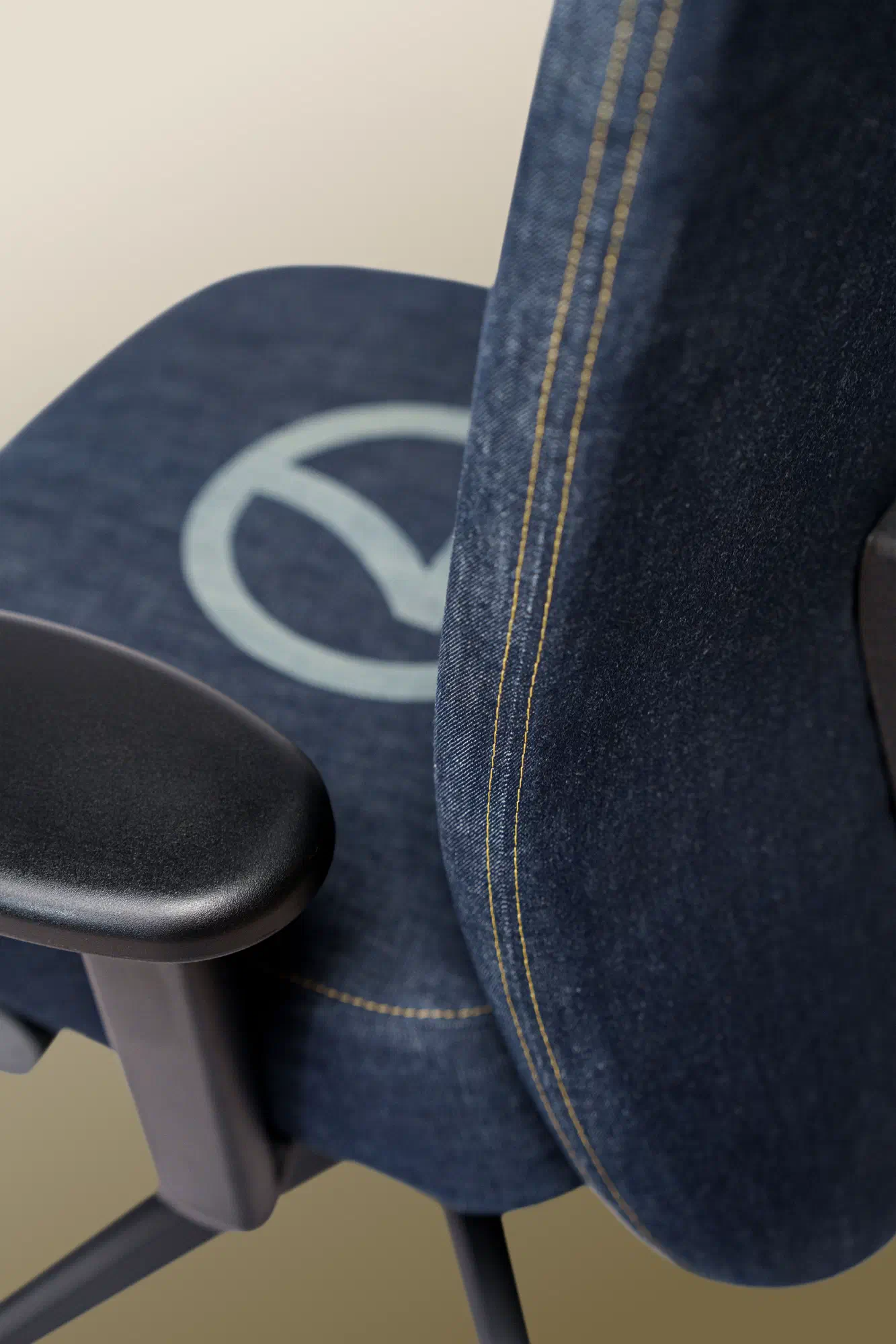 Jean, the fully denim-upholstered Se7en office chair