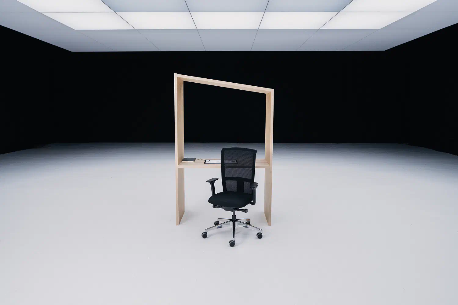 Un siège de bureau Se7en dans un espace de bureau bien éclairé